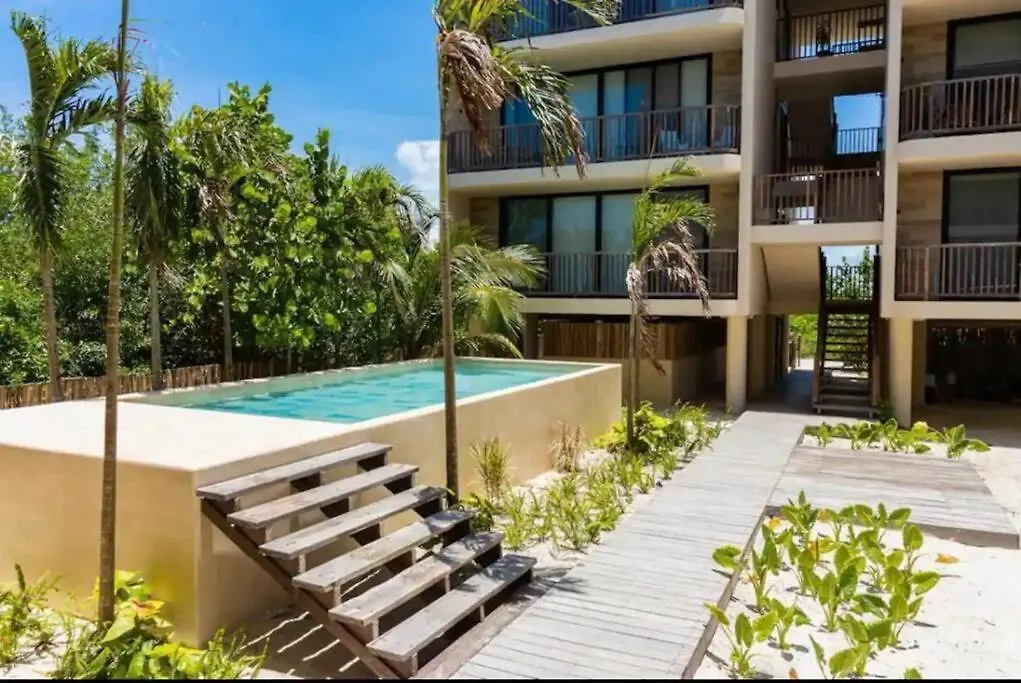 Chic Loft Steps From The Beach ホルボックス島 アパート