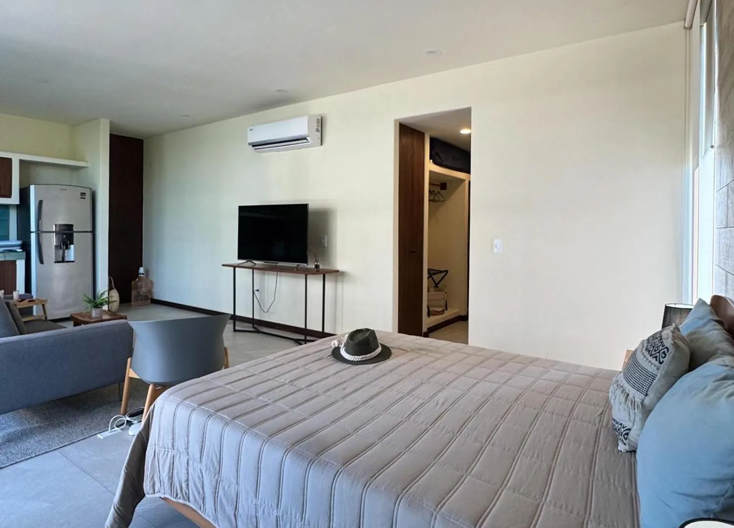 Chic Loft Steps From The Beach ホルボックス島